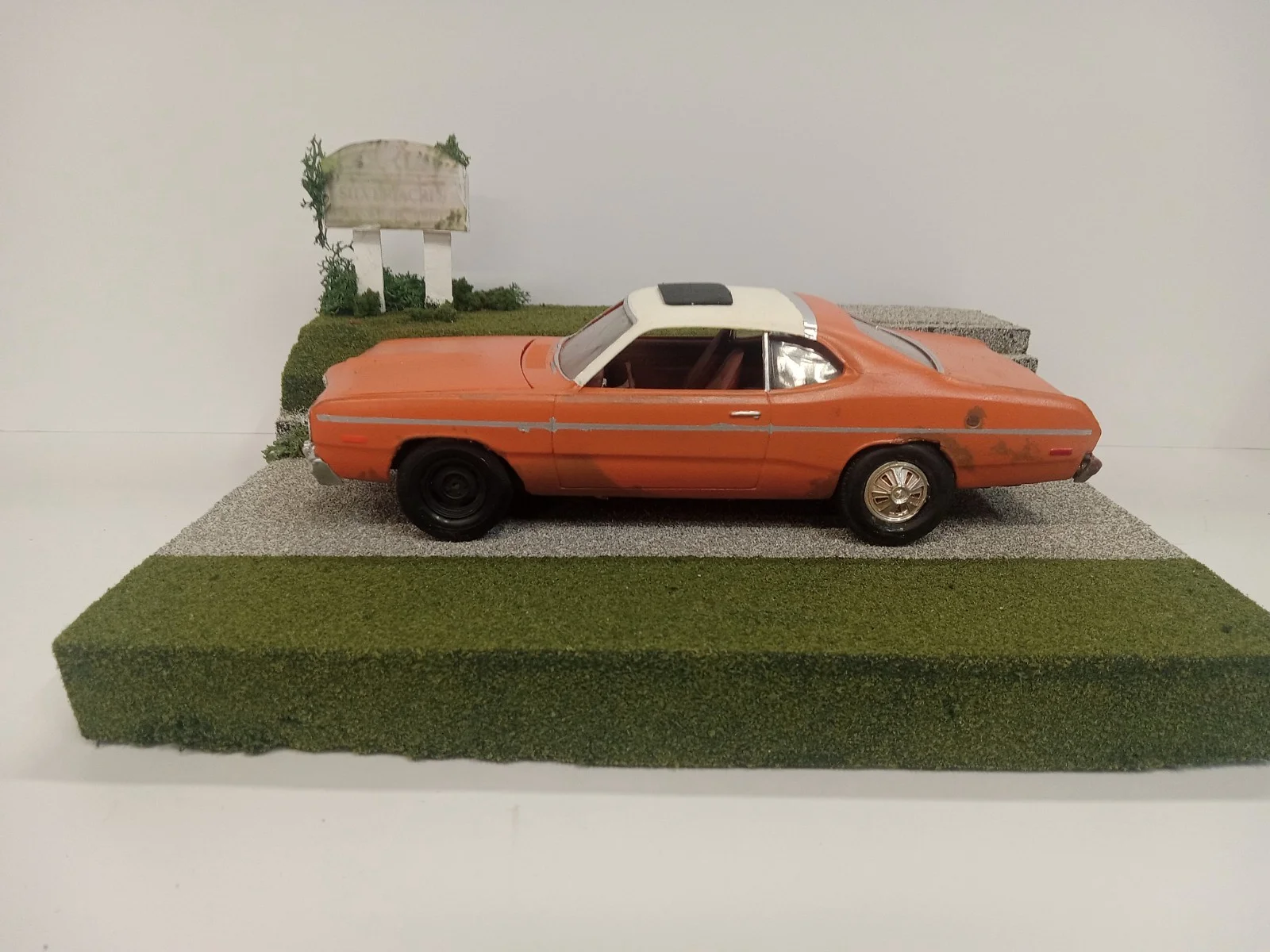 1:25 Scale Plymouth Duster Happy Gilmore Display Diorama thumbnail 2