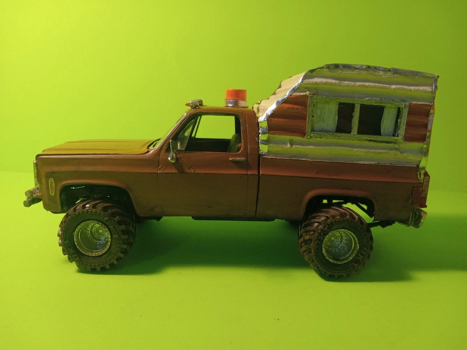 2 Custom 1:24 Scale Twister 1996 Movie Trucks. Revell. Jo's Yellow Jeep thumbnail 3