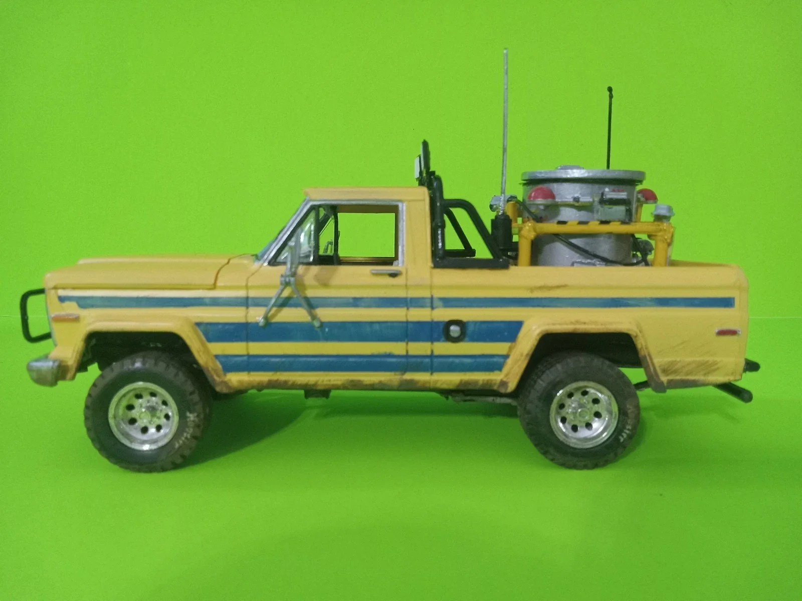 2 Custom 1:24 Scale Twister 1996 Movie Trucks. Revell. Jo's Yellow Jeep thumbnail 12