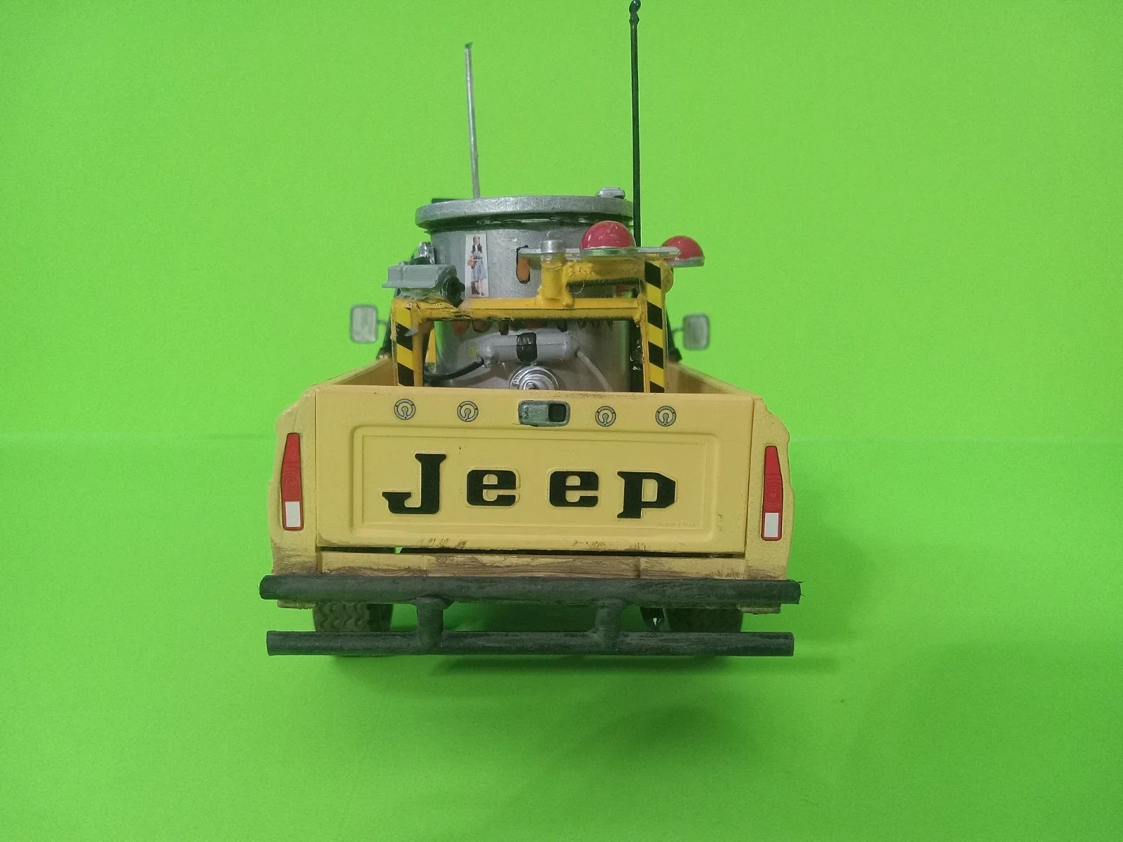 2 Custom 1:24 Scale Twister 1996 Movie Trucks. Revell. Jo's Yellow Jeep thumbnail 14