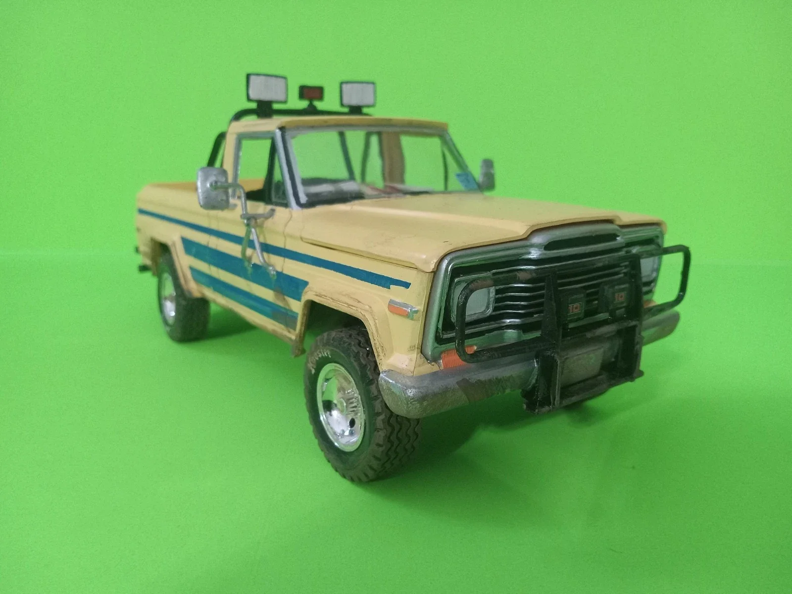 2 Custom 1:24 Scale Twister 1996 Movie Trucks. Revell. Jo's Yellow Jeep thumbnail 16