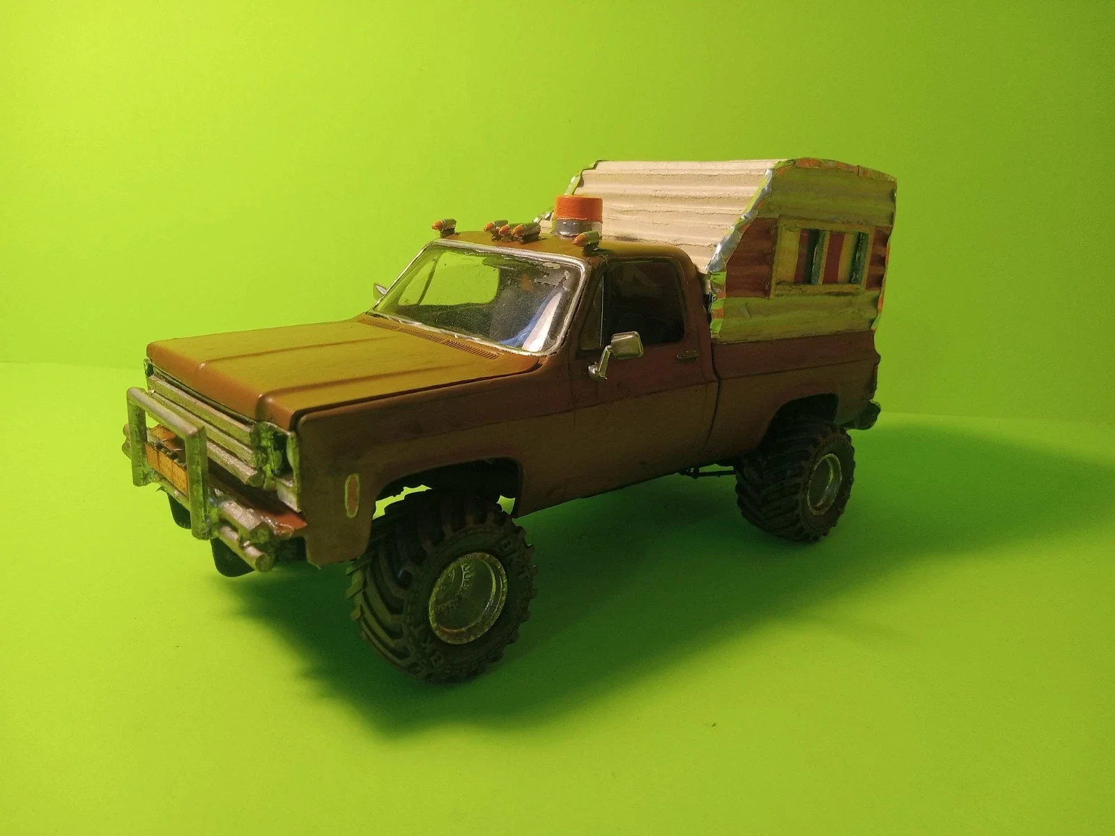 2 Custom 1:24 Scale Twister 1996 Movie Trucks. Revell. Jo's Yellow Jeep thumbnail 30